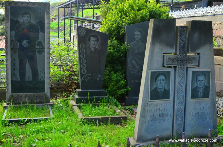 Cmentarz w Goris, zakończona 21 lat temu wojna sprawiła, że niemal każda rodzina straciła kogoś bliskiego